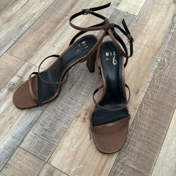 Women’s bronze heels - Picture 4 of 4